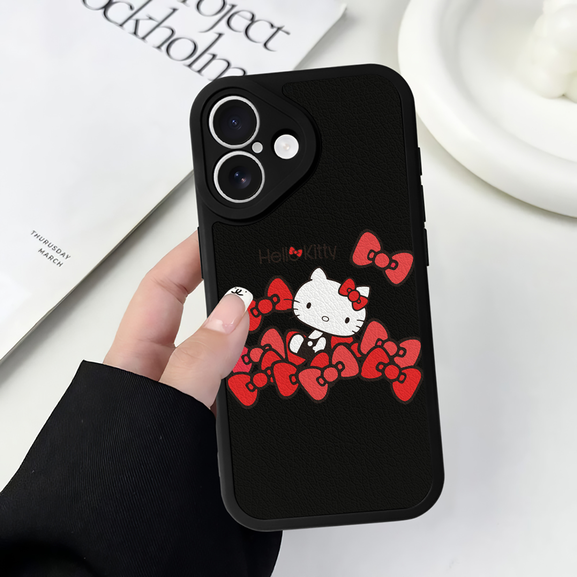 （画像用） Hello Kitty ハローキティ 【iPhone 16シリーズ対応】シリコンスマホケース（レザー調） 材質：シリコン